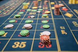 Antarmuka aplikasi rikitogel menampilkan menu permainan Live Baccarat, Liga 1, dan Aviator di perangkat Android